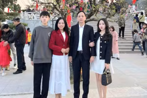 Hà Thành (trái) cùng bố mẹ và chị gái Hà Linh. Ảnh: NVCC.