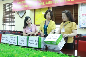Lãnh đạo điểm thi tại Trường THCS Tây Mỗ, quận Nam Từ Liêm kiểm tra các thùng chứa điện thoại cá nhân của cán bộ làm công tác thi trong các ngày thi.