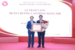 Ông Lê Đình Nghị (trái) trao tặng Huân chương Lao động hạng Nhì cho PGS.TS Bùi Anh Tuấn.