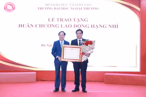 Ông Lê Đình Nghị (trái) trao tặng Huân chương Lao động hạng Nhì cho PGS.TS Bùi Anh Tuấn.