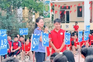 Học sinh Trường THCS Ngũ Hiệp trả lời câu hỏi của diễn giả về phòng chống bắt cóc online. 