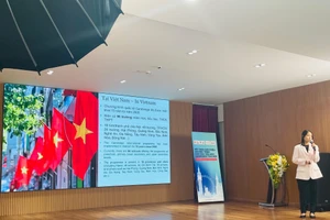 Bà Đặng Phương Dung- Giám đốc Cambridge Việt Nam trao đổi tại hội thảo. 