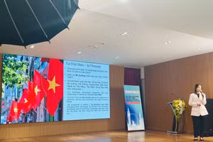 Bà Đặng Phương Dung- Giám đốc Cambridge Việt Nam trao đổi tại hội thảo. 