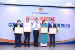 Thứ trưởng Nguyễn Văn Phúc trao tặng Bằng khen của Bộ trưởng Bộ GD&ĐT cho đại diện 4 đơn vị vì có thành tích xuất sắc trong công tác rà soát và tổ chức thực hiện việc xử lý những vướng mắc trong hệ thống pháp luật. 