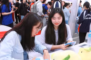 Sinh viên tham gia Ngày hội việc làm năm 2026 tại ĐH Công nghiệp Hà Nội. Ảnh: Đình Tuệ. 