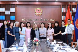 Thứ trưởng Nguyễn Thị Kim Chi cùng các đại biểu chụp ảnh lưu niệm sau buổi làm việc.