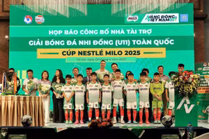 Đại diện Ban tổ chức Giải chụp ảnh cùng các cầu thủ nhí.