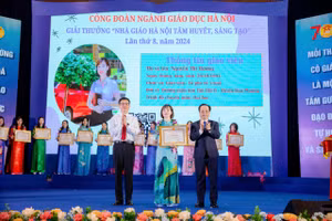 Cô Nguyễn Thị Hương nhận giải thưởng "Nhà giáo Hà Nội tâm huyết, sáng tạo" lần thứ 8 năm 2024 do Chủ tịch Công đoàn Giáo dục Việt Nam và Giám đốc Sở GD&ĐT Hà Nội trao tặng. 