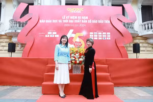 Phó Giám đốc Sở GD&ĐT Nam Định Nguyễn Thị Minh Nguyệt (trái) tặng hoa chúc mừng lãnh đạo BBT Báo Giáo dục và Thời đại nhân dịp lễ kỷ niệm 65 năm xuất bản số báo đầu tiên. Ảnh: Đình Tuệ.