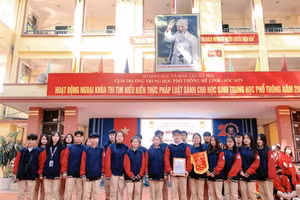 Các em học sinh Trường THPT Lam Hồng, huyện Sóc Sơn đạt giải Ba toàn đoàn tại hội thi.