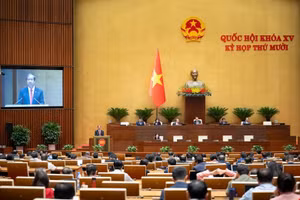 Bộ trưởng Bộ GD&ĐT Nguyễn Kim Sơn trình bày báo cáo sáng 10/12. Ảnh: Cổng TTĐT Quốc hội. 