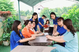 Cô trò Trường THPT Kim Ngọc trong giờ giải lao tại khuôn viên nhà trường.