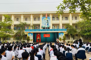 Học sinh Trường THCS Cổ Đô tham gia buổi tuyên truyền pháp luật về An toàn giao thông và phòng chống bạo lực học đường.