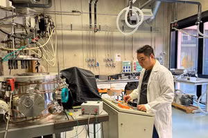 TS Nguyễn Trường Sơn đang làm việc với hệ plasma thấm ni tơ (Nito) làm tăng độ cứng vật liệu tại phòng thí nghiệm khoa học vật liệu (Institute Jean Lamour), thành phố Nancy, Cộng hòa Pháp năm 2024. Ảnh: NVCC.