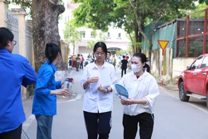 Thí sinh tới điểm thi Trường THCS An Khánh, huyện Hoài Đức để dự thi vào lớp 10 THPT năm 2025.