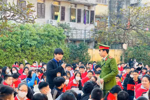 Lực lượng Công an giải đáp thắc mắc của học sinh Trường THCS Trần Bích San - TP Nam Định về cách phòng tránh tác hại thuốc lá/thuốc lá điện tử.