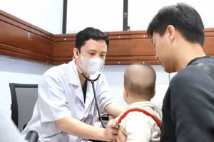 Cha mẹ đưa trẻ tới thăm khám về các bệnh đường hô hấp có xu hướng tăng. Ảnh: Đình Tuệ.