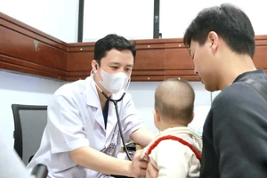 Cha mẹ đưa trẻ tới thăm khám về các bệnh đường hô hấp có xu hướng tăng. Ảnh: Đình Tuệ.