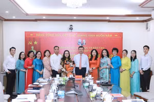 Thay mặt Đảng ủy Bộ GD&ĐT, đồng chí Nguyễn Văn Phúc - Ủy viên Ban thường vụ Đảng ủy, Chủ nhiệm Ủy ban kiểm tra Đảng ủy, Thứ trưởng Bộ GD&ĐT tặng hoa chúc mừng Đại hội Chi bộ Vụ Pháp chế. Ảnh: Đình Tuệ.