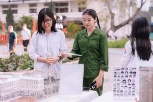 Học sinh Trường THPT Trần Hưng Đạo, TP Nam Định tham gia hoạt động chào mừng 50 năm ngày Giải phóng Miền Nam, thống nhất đất nước.