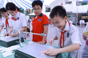 Học sinh hào hứng trải nghiệm tại ngày hội STEM. 