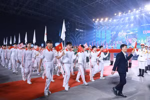 Khối diễu hành của Cụm thi đua số 10 gồm các xã: Hoài Đức, An Khánh, Dương Hòa, Sơn Đồng, Đan Phượng, Ô Diên, Liên Minh. Ảnh: Đình Tuệ.