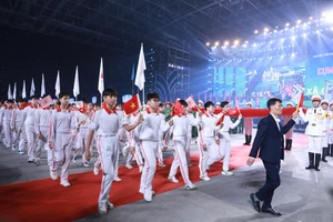 Khối diễu hành của Cụm thi đua số 10 gồm các xã: Hoài Đức, An Khánh, Dương Hòa, Sơn Đồng, Đan Phượng, Ô Diên, Liên Minh. Ảnh: Đình Tuệ.