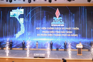 Các đại biểu thực hiện nghi thức bấm nút chính thức thành lập phân hiệu.