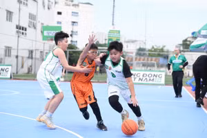 Các vận động viên nhí tranh tài tại Giải Bóng rổ năm nay. 