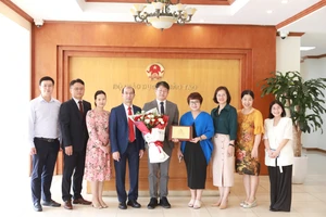 Lãnh đạo Cục Hợp tác quốc tế chụp ảnh cùng ông KIL HO JIN (giữa) - Giám đốc Trung tâm Ngôn ngữ tiếng Hàn tại TPHCM. Ảnh: Đình Tuệ.