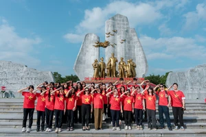 Học sinh Trường Lương Thế Vinh (Hà Nội) tại Quảng trường Hồ Chí Minh - tỉnh Quảng Trị. 