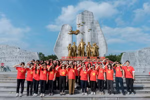 Học sinh Trường Lương Thế Vinh (Hà Nội) tại Quảng trường Hồ Chí Minh - tỉnh Quảng Trị. 