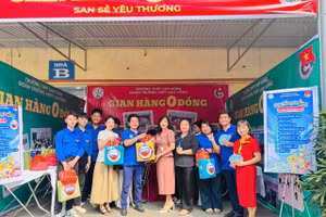 "Gian hàng 0 đồng" do Đoàn Trường THPT Lam Hồng mở tại khuôn viên Bệnh viện Bắc Thăng Long. 