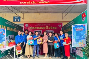 "Gian hàng 0 đồng" do Đoàn Trường THPT Lam Hồng mở tại khuôn viên Bệnh viện Bắc Thăng Long. 