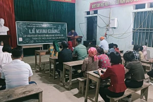 Các học viên lớp xóa mù chữ ở thôn Cốc Méo, xã Cán Tỷ, tỉnh Tuyên Quang. Ảnh: NVCC.