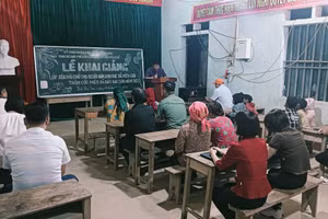 Các học viên lớp xóa mù chữ ở thôn Cốc Méo, xã Cán Tỷ, tỉnh Tuyên Quang. Ảnh: NVCC.