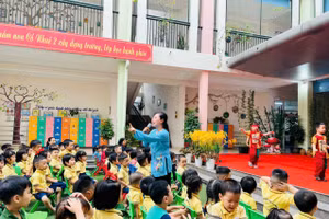 Cô trò Trường Mầm non Cổ Nhuế 2, phường Đông Ngạc (Hà Nội) trong một hoạt động tập thể. 