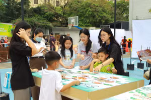 Khách tham gia hào hứng trải nghiệm những hoạt động sáng tạo tại hội chợ.