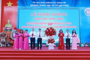 Lãnh đạo thành phố tặng hoa chúc mừng cho đại diện huyện Thanh Trì và Trường THCS Vạn Phúc.