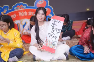 Học sinh Trường THCS Chất lượng cao Chu Văn An trải nghiệm tại Hội chợ Xuân 2026.