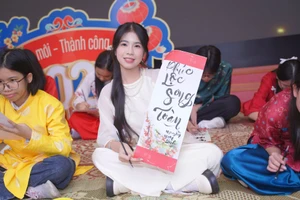 Học sinh Trường THCS Chất lượng cao Chu Văn An trải nghiệm tại Hội chợ Xuân 2026.