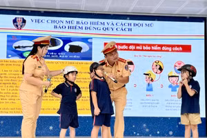 Các em học sinh hào hứng trả lời câu hỏi từ các cô chú Công an. 