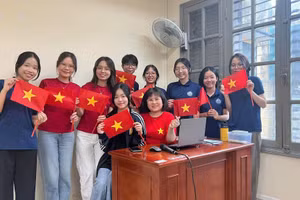 TS Đỗ Thị Minh Phượng và sinh viên của mình tại Học viện Ngân hàng.