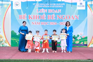 Đại diện ban tổ chức trao thưởng cho các bé đạt thành tích cao tại Liên hoan Bé khỏe - Bé ngoan năm học 2024-2025.