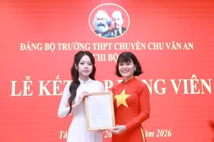 Nhà giáo Nguyễn Thị Nhiếp trao quyết định kết nạp Đảng cho Đảng viên mới.