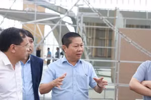 Thứ trưởng Lê Tấn Dũng yêu cầu đơn vị thi công triển khai các hạng mục đảm bảo an toàn, đúng tiến độ. Ảnh: Đình Tuệ. 