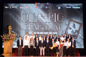 Cán bộ, giảng viên Khoa Luật, Học viện Ngân hàng tại Cuộc thi tìm hiểu pháp luật năm 2026. Ảnh: NTCC.
