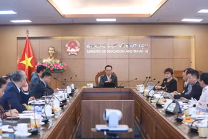 Thứ trưởng Bộ GD&ĐT Hoàng Minh Sơn chủ trì buổi tọa đàm với sự tham gia của đại diện đến từ nhiều cơ sở giáo dục đại học, ngành Giáo dục địa phương. Ảnh: Đình Tuệ.