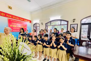 Các em học sinh Trường Tiểu học Đống Đa tới thắp hương tưởng nhớ công lao to lớn của Bác Hồ và các anh hùng liệt sĩ tại Nhà lưu niệm Bác Hồ ở phường Kim Liên. 