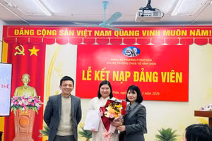 Chi bộ Trường THCS Tô Vĩnh Diện tổ chức kết nạp Đảng viên mới trong tháng 1/2026. 